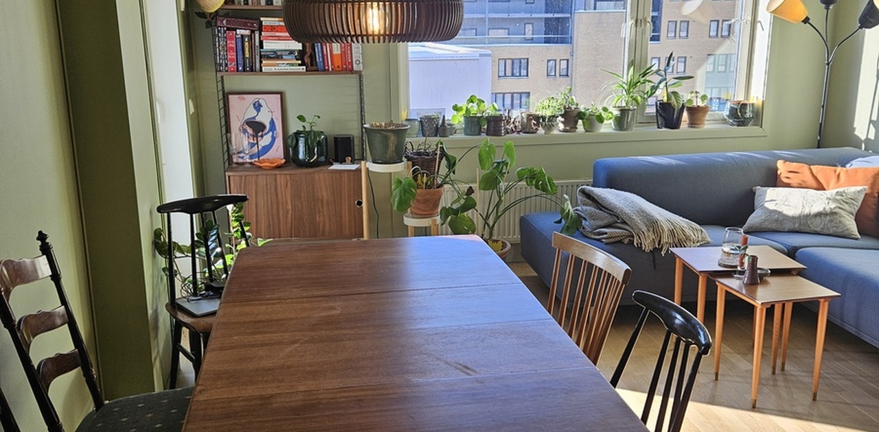 Koselig stue med spisebord og sofa. Har også TV på stativ i stuen som kan trekkes ut ved behov.