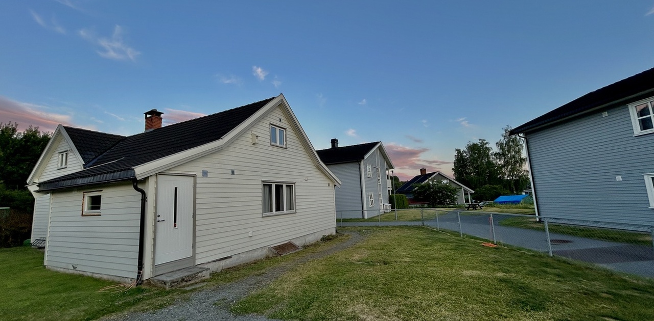Stort hageareal rundt hele huset