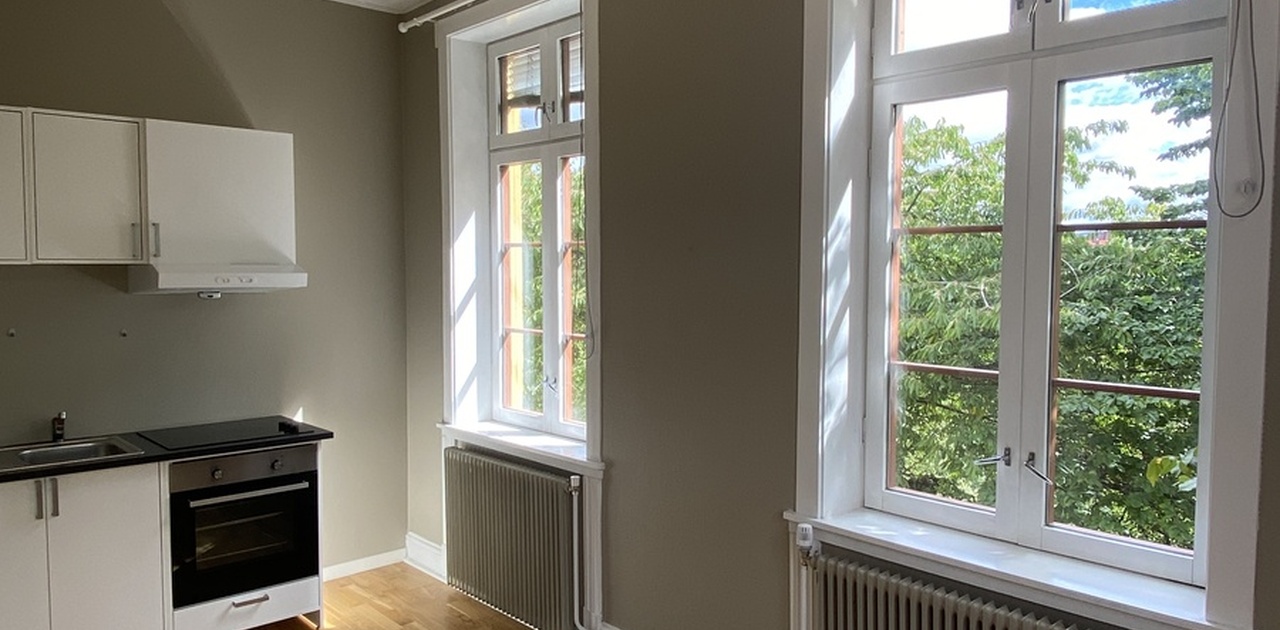 H0202 - 31A - 16,5 kvm - pris kr 9 900 med alt inkludert(strøm, internett, varmtvann og vasking av bad og fellesareal en gang i uken) - Store vindusflater mot syd/øst med mye naturlig sollys