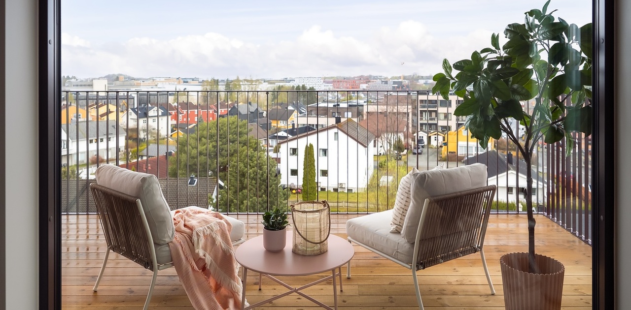 Rause vindusflater med dype vinduskarmer som gir mye lysinnslipp