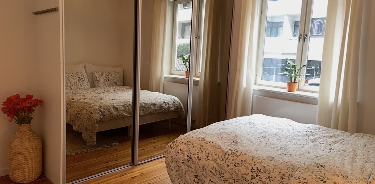 Soverom med stor skyvedørsgarderobe