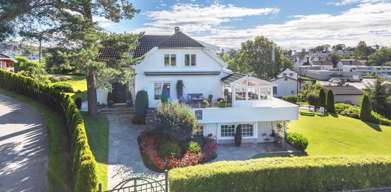 Huset med inngang til leiligheten til høyre
