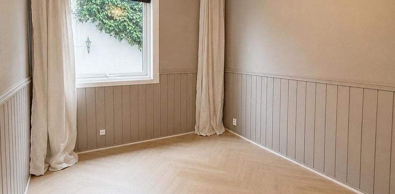 Stort soverom med stort, innebygget skap