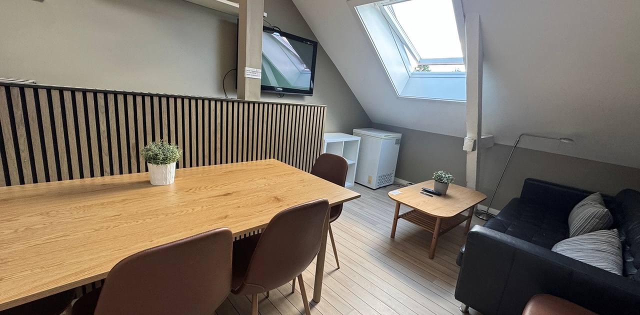 Hyggelig fellesrom med god takhøyde og to store vinduer som gir godt med dagslys.  Nytt spisebord, stoler og stuebord i jun 2026