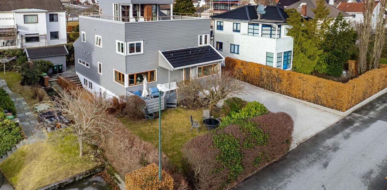 Huset ligger i en rolig gate.