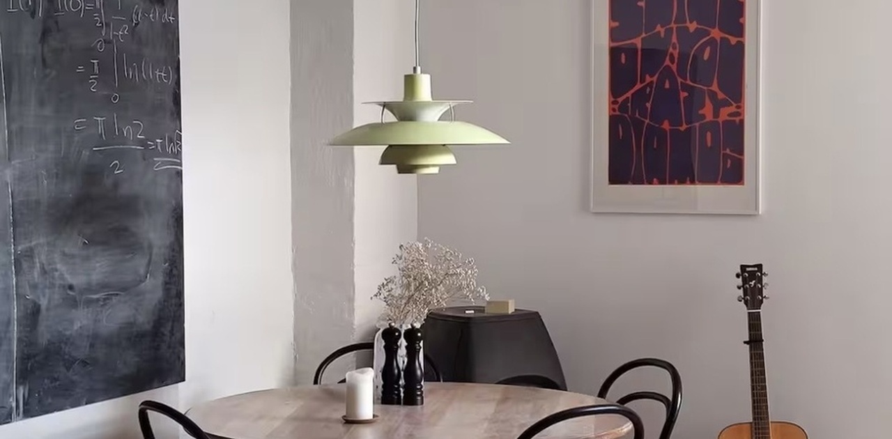 Koselig spisebord med naturlig lys