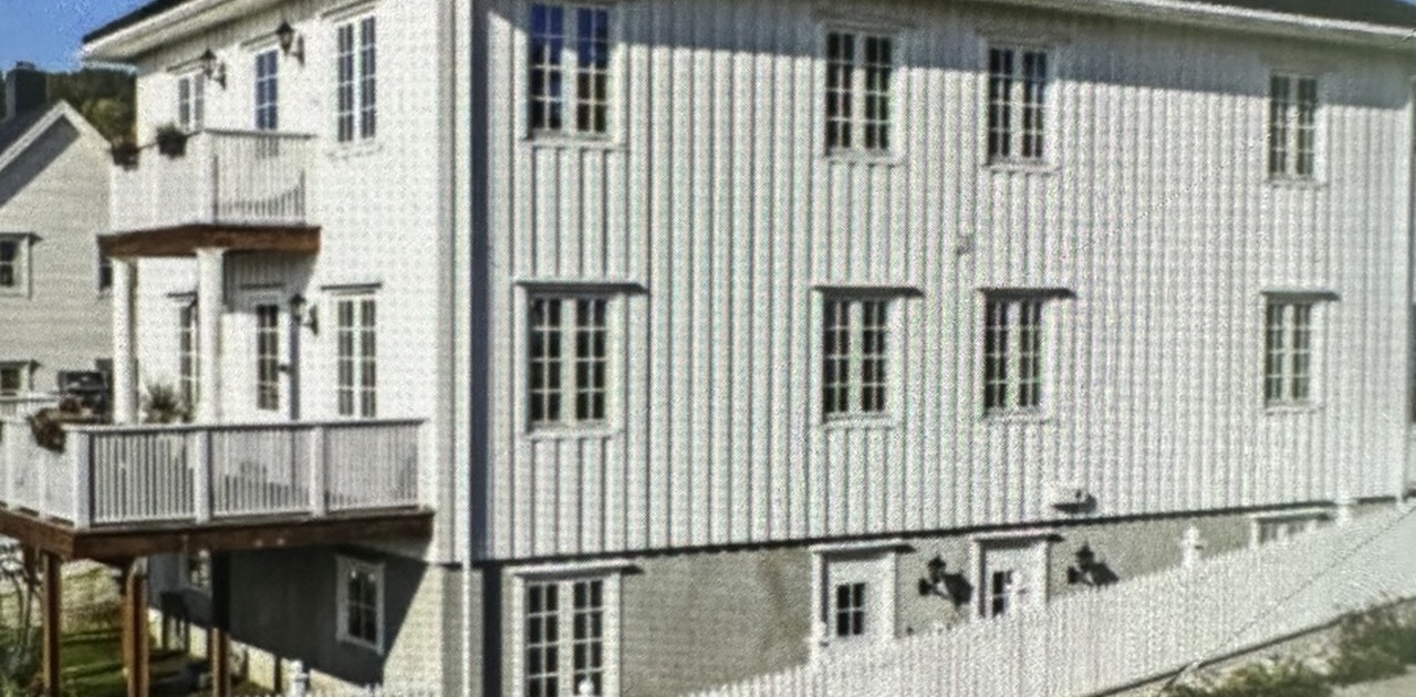 Huset – leiligheten ligger i sokkelen med egen inngang og uteplass.
