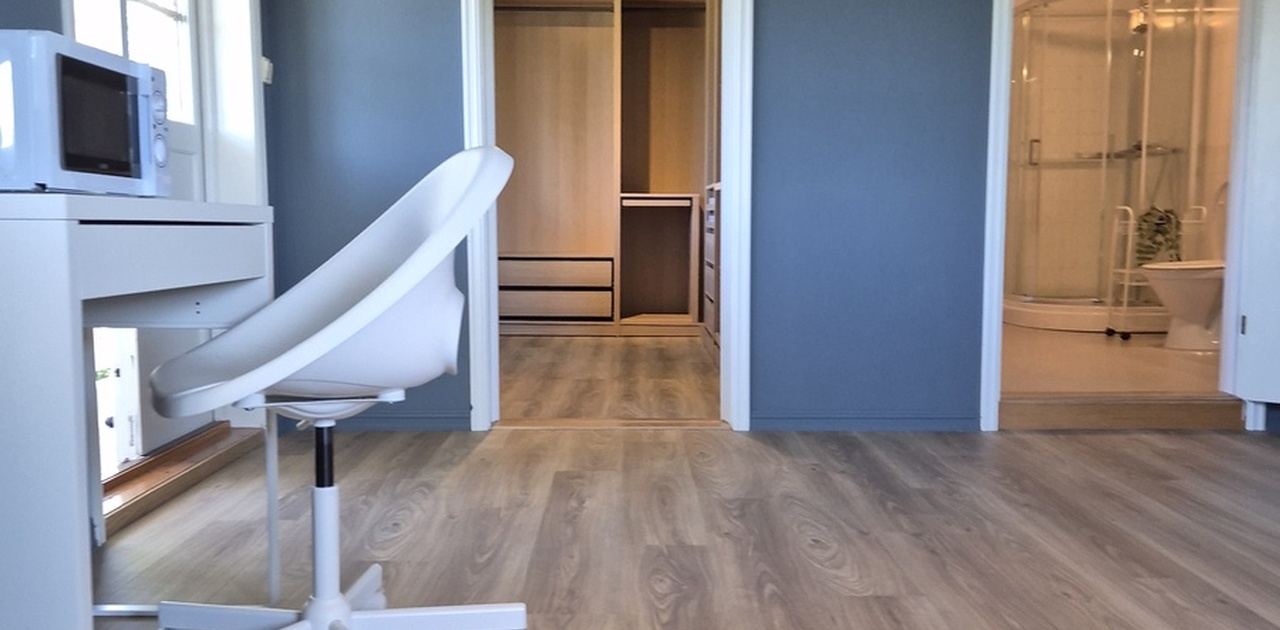Fra hovedrommet, ser walk-in og badet