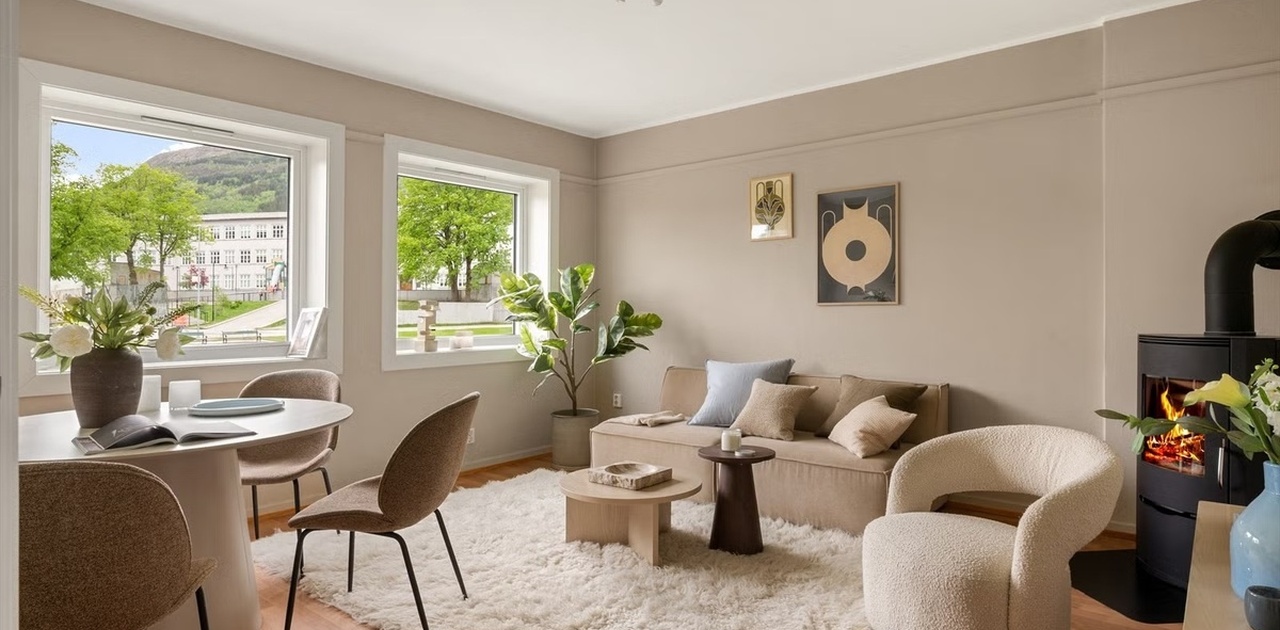 stuen (merk at dette er en styling og nåværende møbler er annerledes)