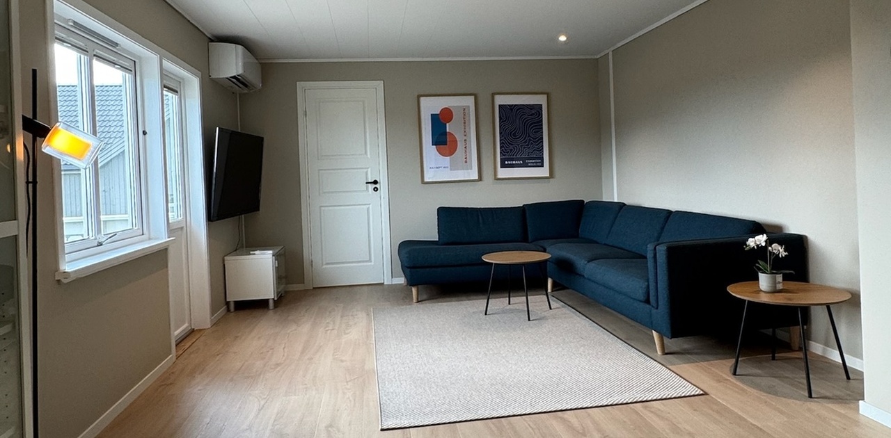 Romslig stue med varmepumpe og tilgang til stor balkong med god utsikt.