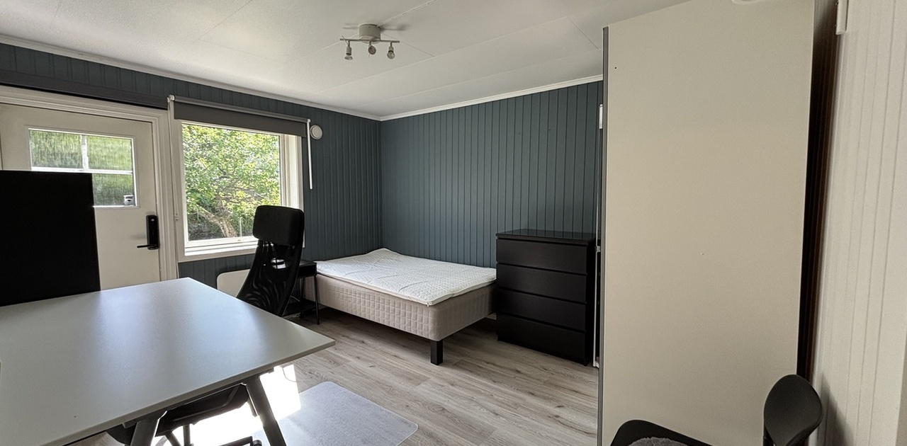 Rom 1 ligger innerst i gangen og har egen ytterdør med yale kodelås. 120 seng.