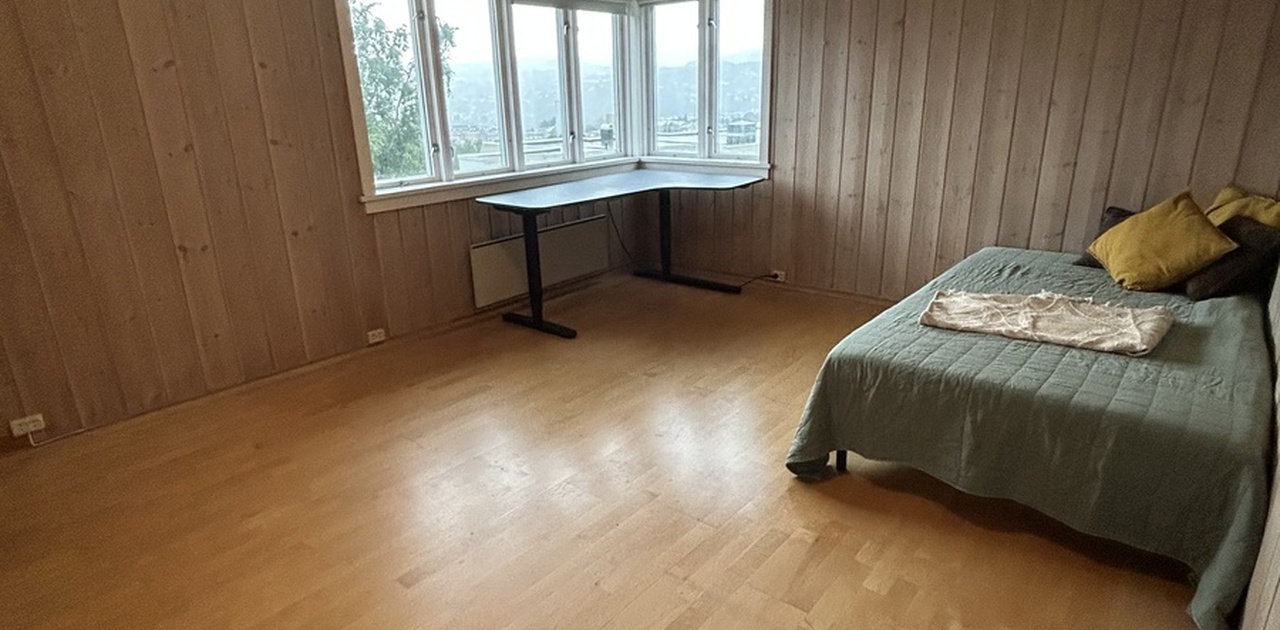 Rom med seng, hev/senk skrivebord og garderobeskap.
