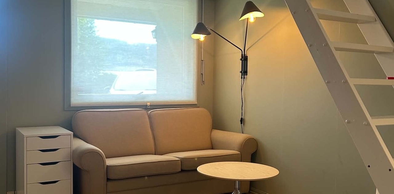 Ekornessofa og stuebord, TV under trappen til hems