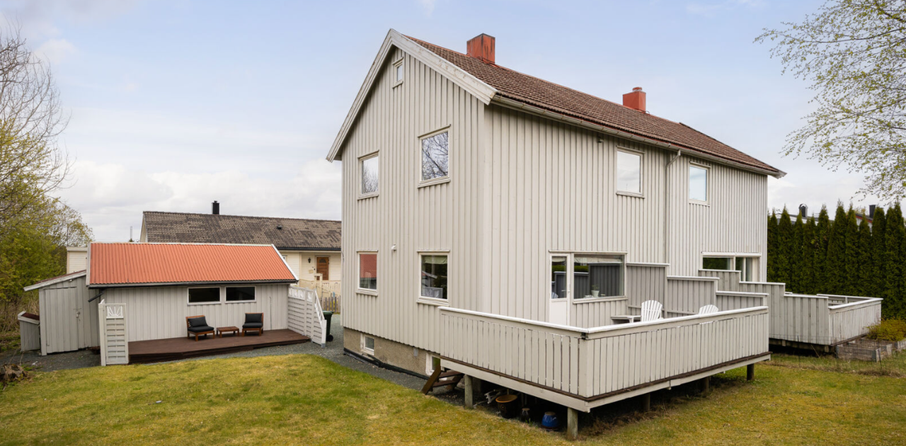 Vertikaldelt halvpart med sentrumsnær beliggenhet i Strindheim.