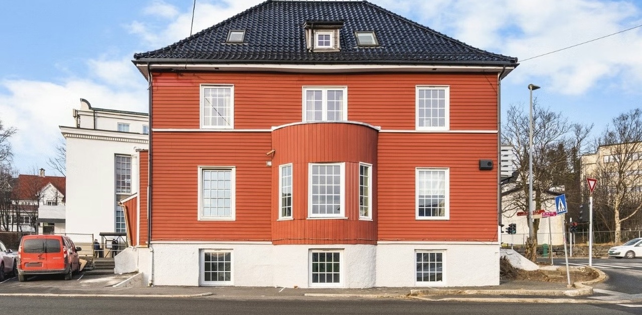 Bilde av bygget. Vi leier ut første etasje og kjeller.