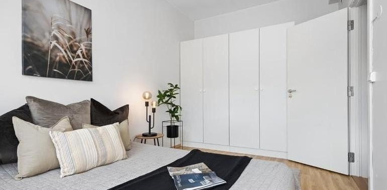 Hovedsoverommet med dobbeltseng og garderobeskap som medfølger