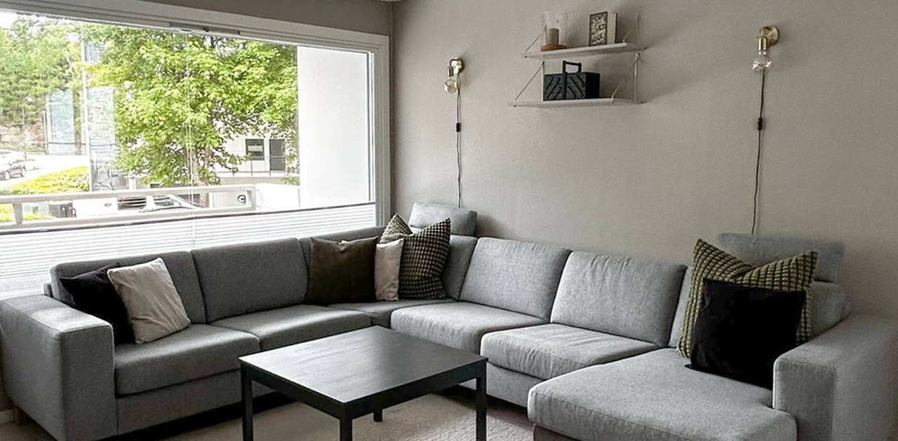 Stue med store vindusflater