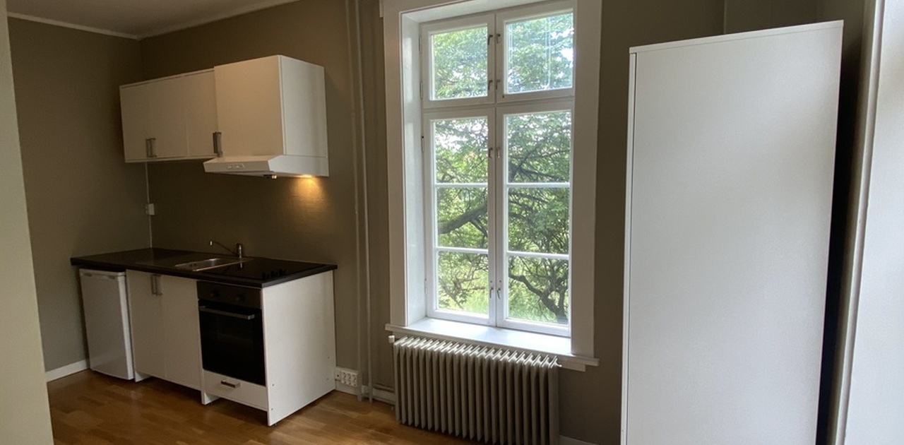 31A - H0103 - 14 kvm - pris kr 9.400 med alt inkludert(strøm, varmtvann, internett og vasking av bad og fellesareal en gang i uken) NB! ovnen er skiftet ut med en mikrobølgeovn med ovnsfunksjon
