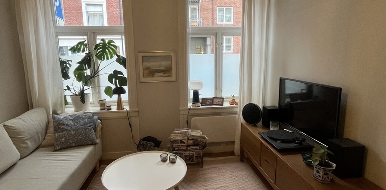 Stue med (sove)sofa og TV.