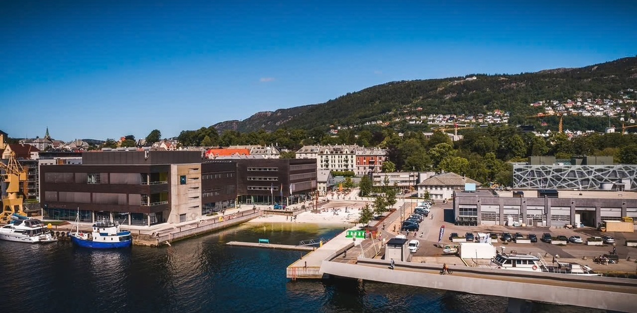 Noen minutters gange til bystranden ved BI