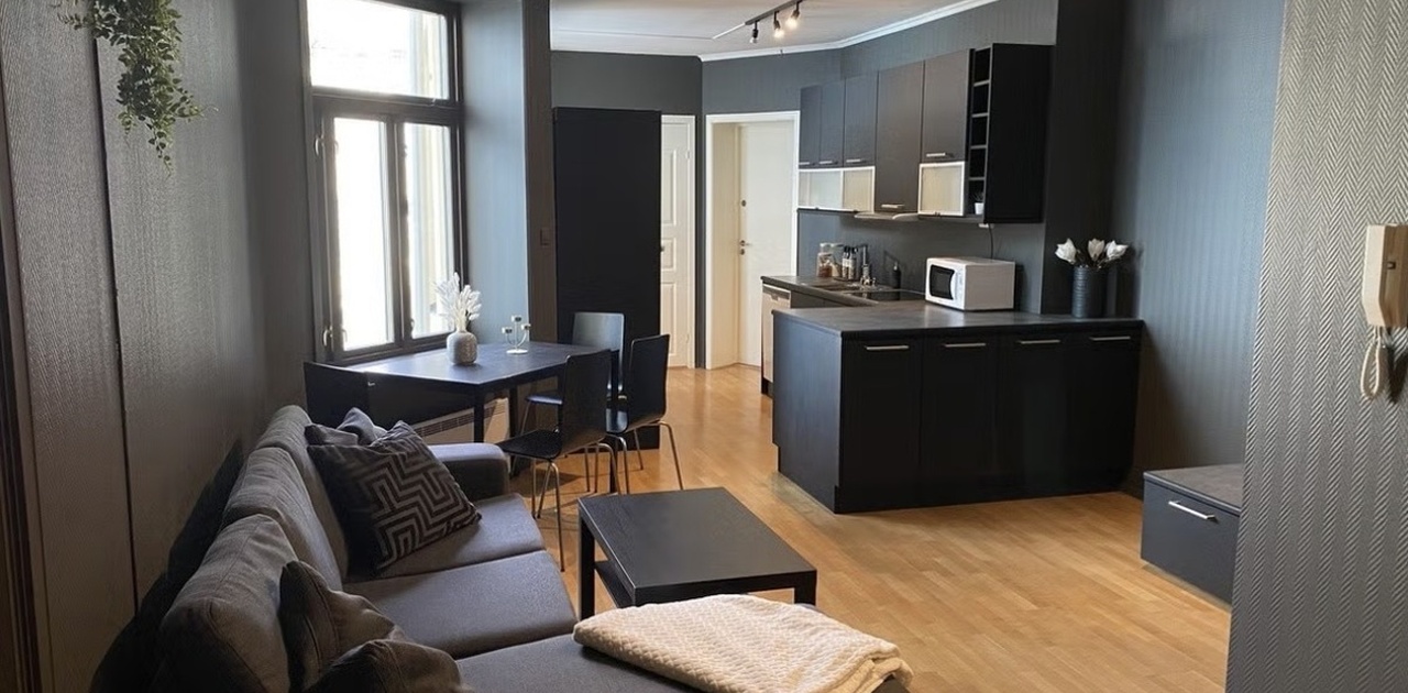 Stuen, kommer med en stor smart tv.