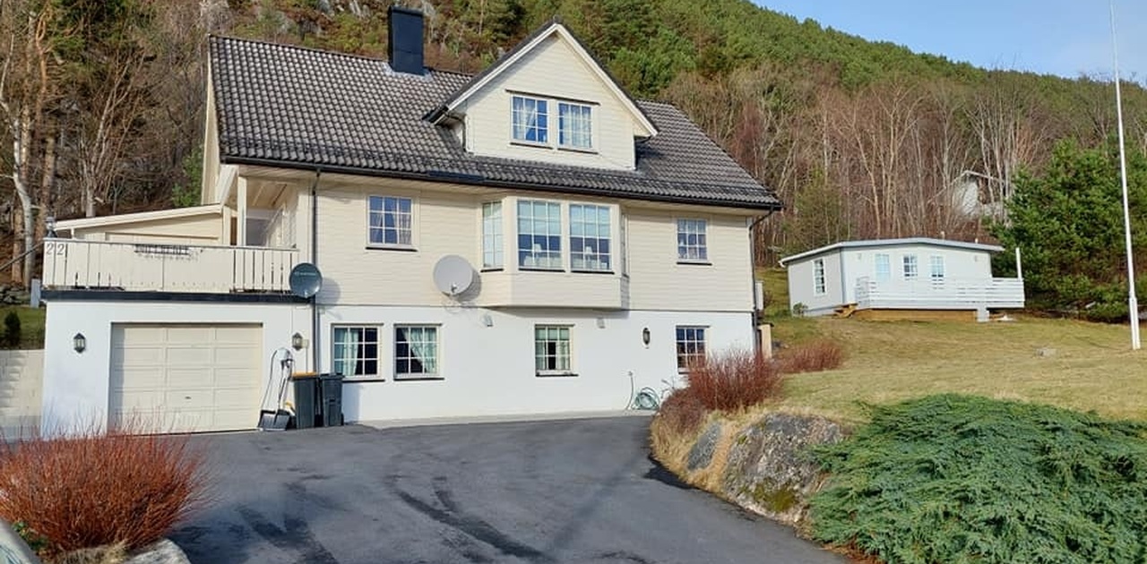SOKKELETASJE I DETTE HUSET.EGEN INNGANG TIL HØYRE. PARKERING
