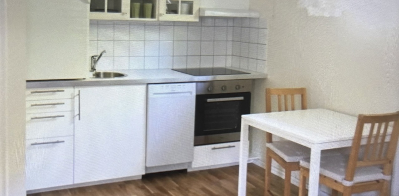 Med oppvaskmaskin.