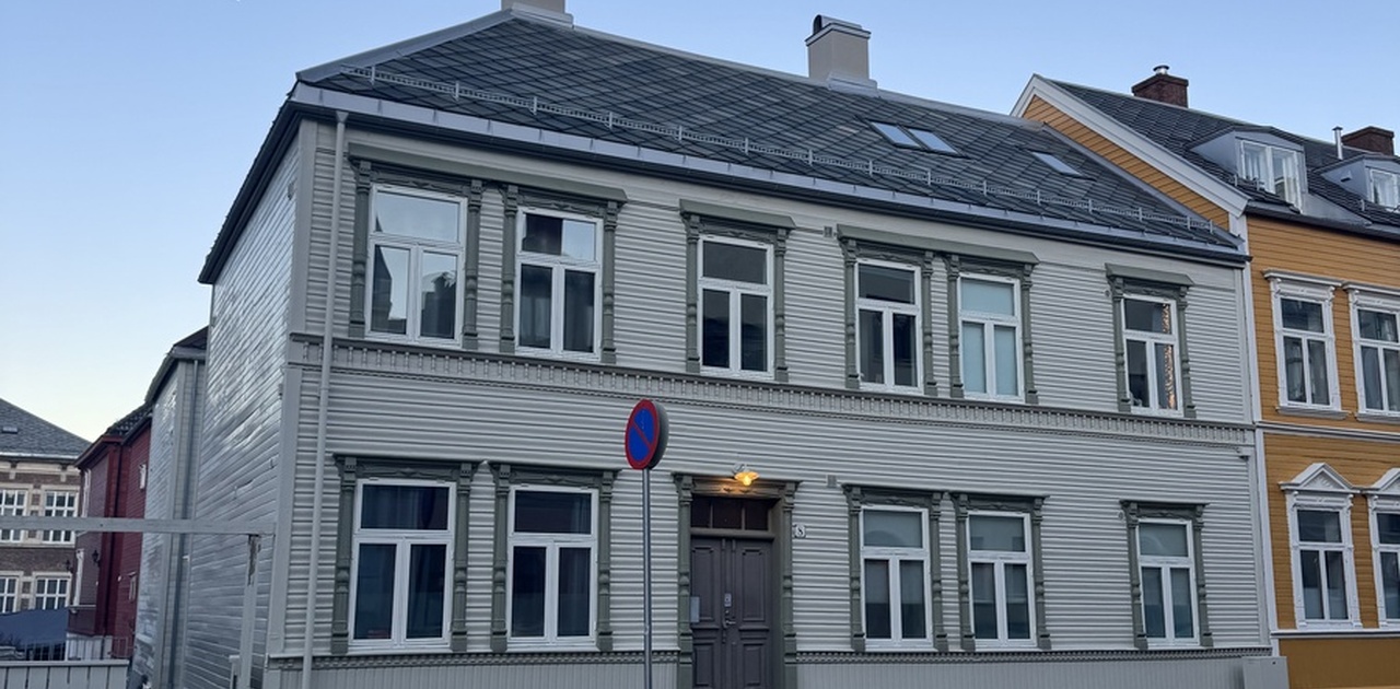 Fasade foregår.