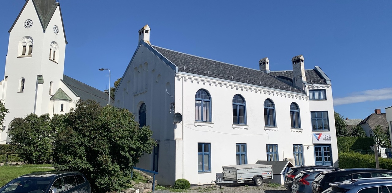 Bilde av Ynglingen. Inngangen til hybelen er på venstre side av bygget.
