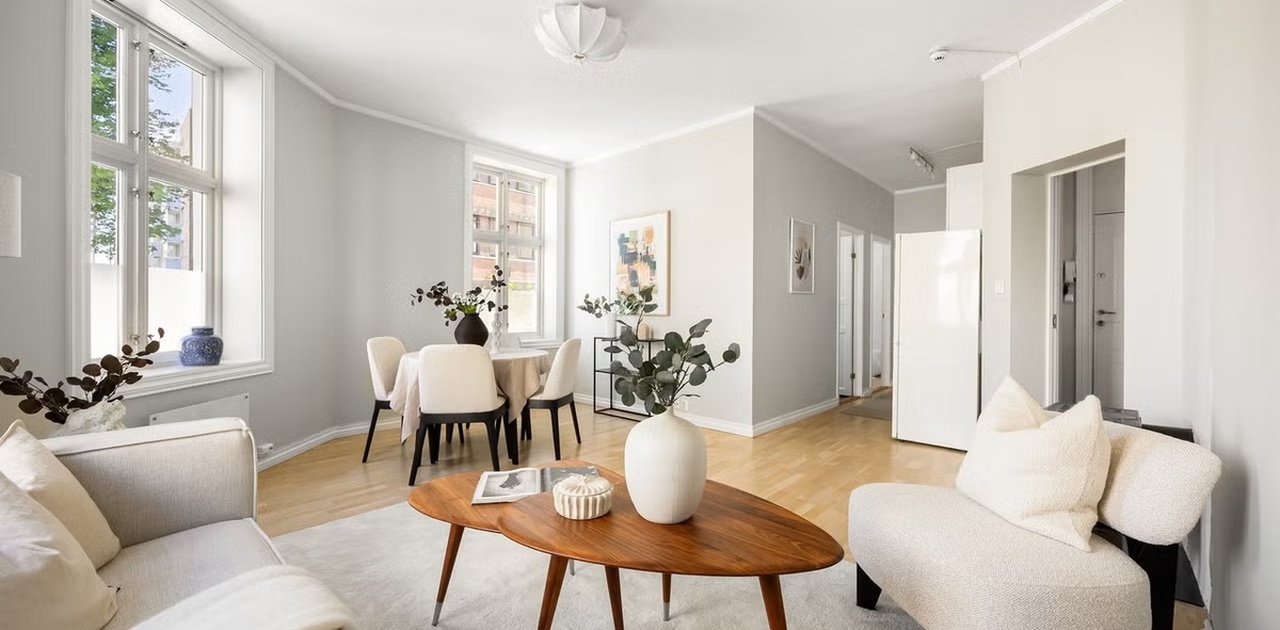 Lys og romslig stue med god plass til både sofagruppe og spisebord.