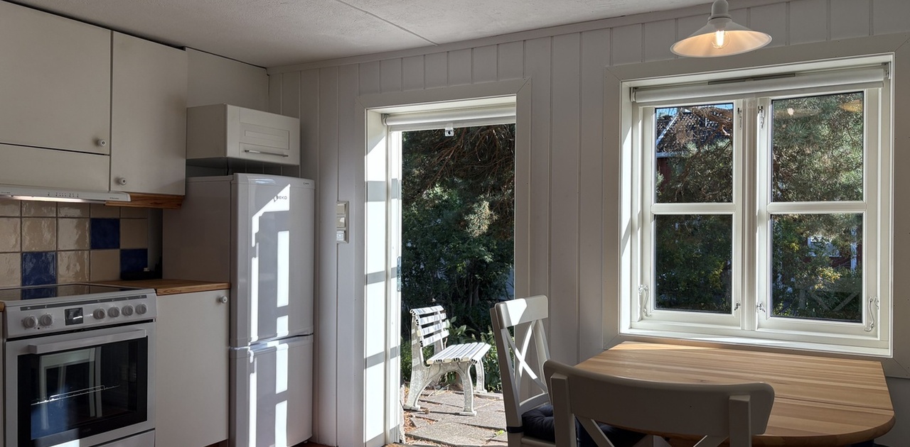 Stort kjøkken med spisebord, sittekrok, utgang hage. Hvitevarer.