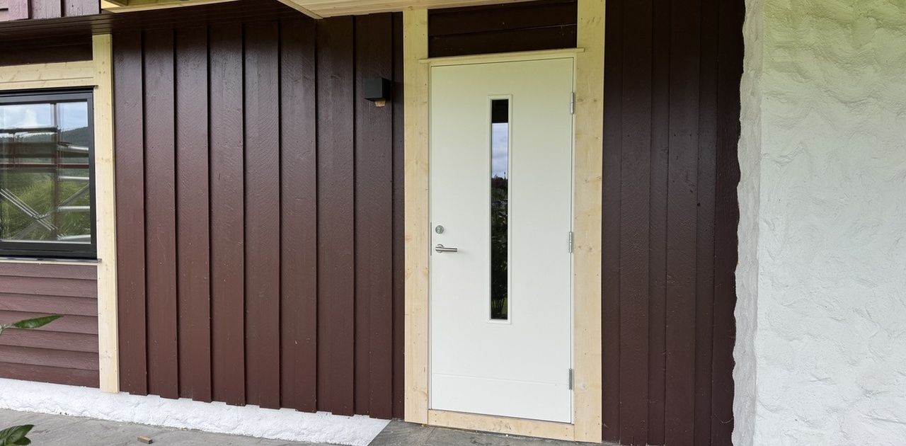 Inngangsparti med helt ny ytterdør. Blir straks malt rundt. Terrassen er nå også kledd igjen på undersiden.