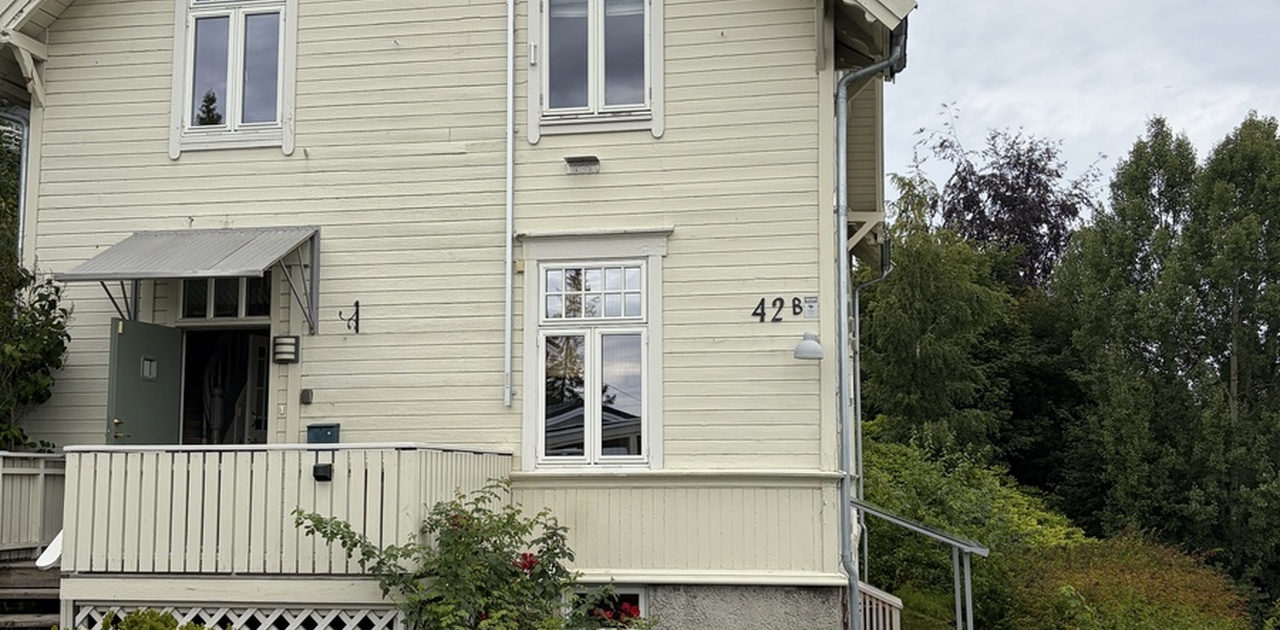 Huset sett fra utsiden. Leiligheten ligher i sokkeletasjen.