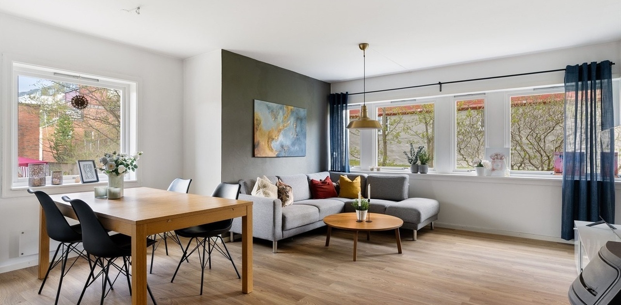 Innholdsrik og moderne hjørneleilighet, i høyblokken på populære Møllenberg.