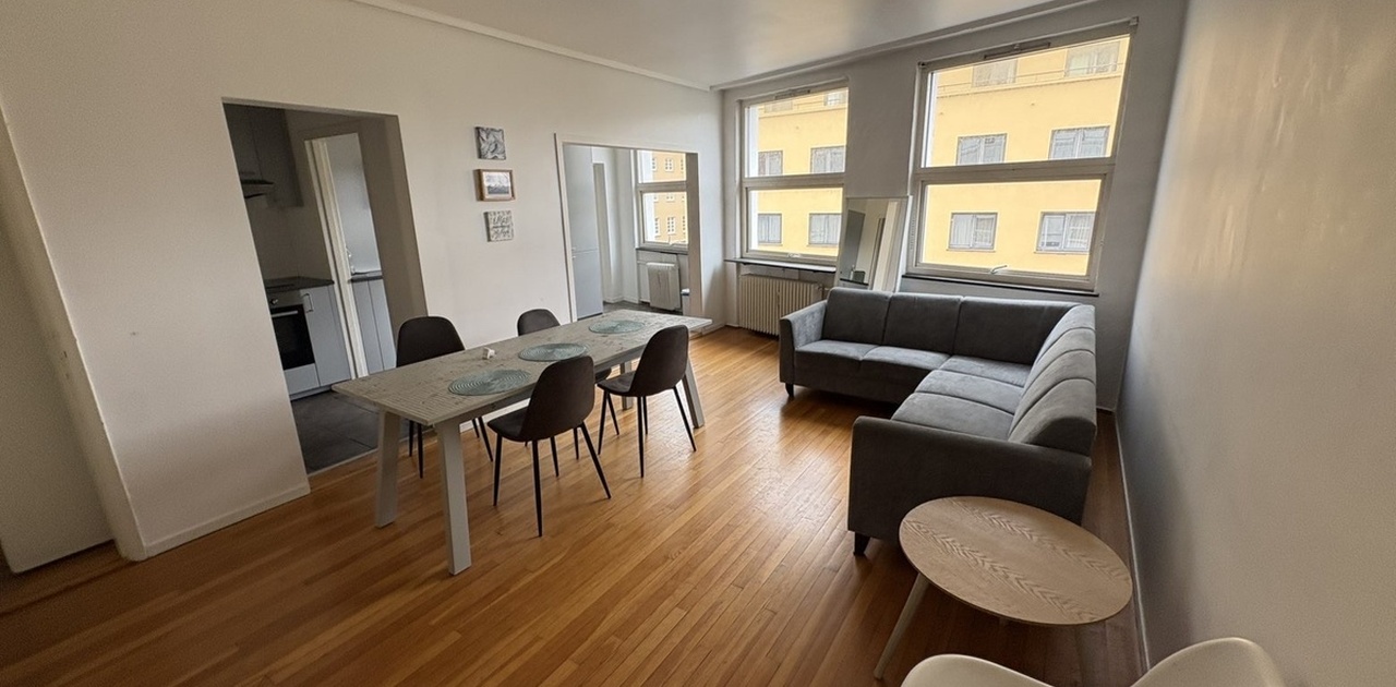 Stor sofa og spisebord