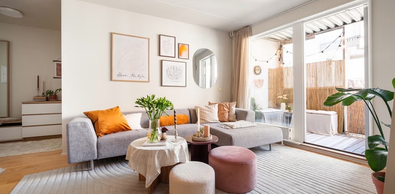 Stue med sofa og spisebord