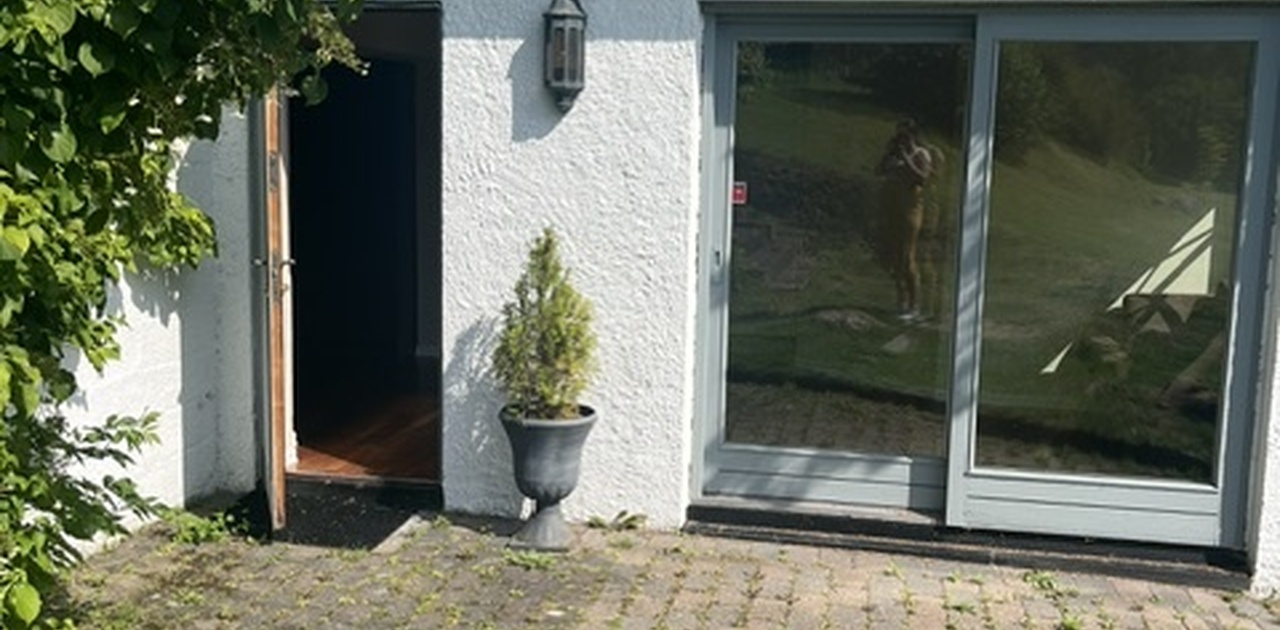 Egen inngang inn til hybelen, med plass til utemøbler ved inngangen
