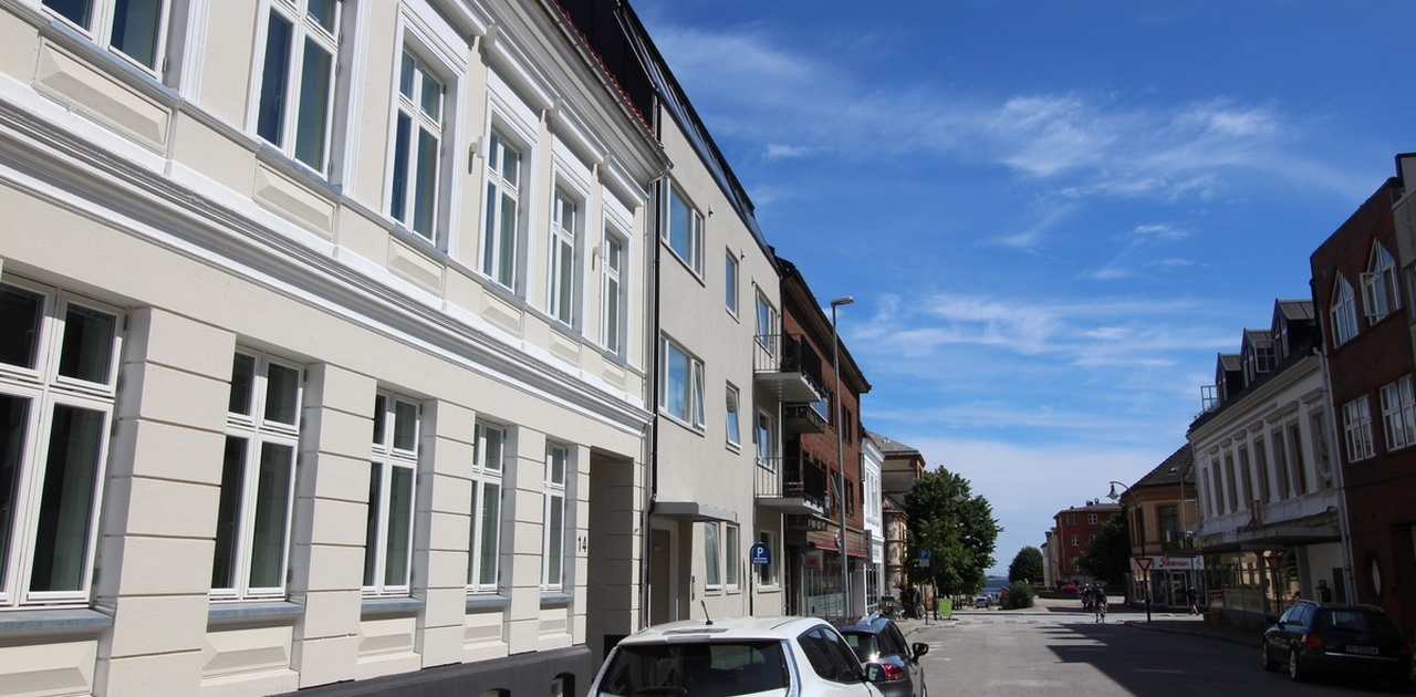 Fasade med kort vei ned til sjøen og Bystranda etc