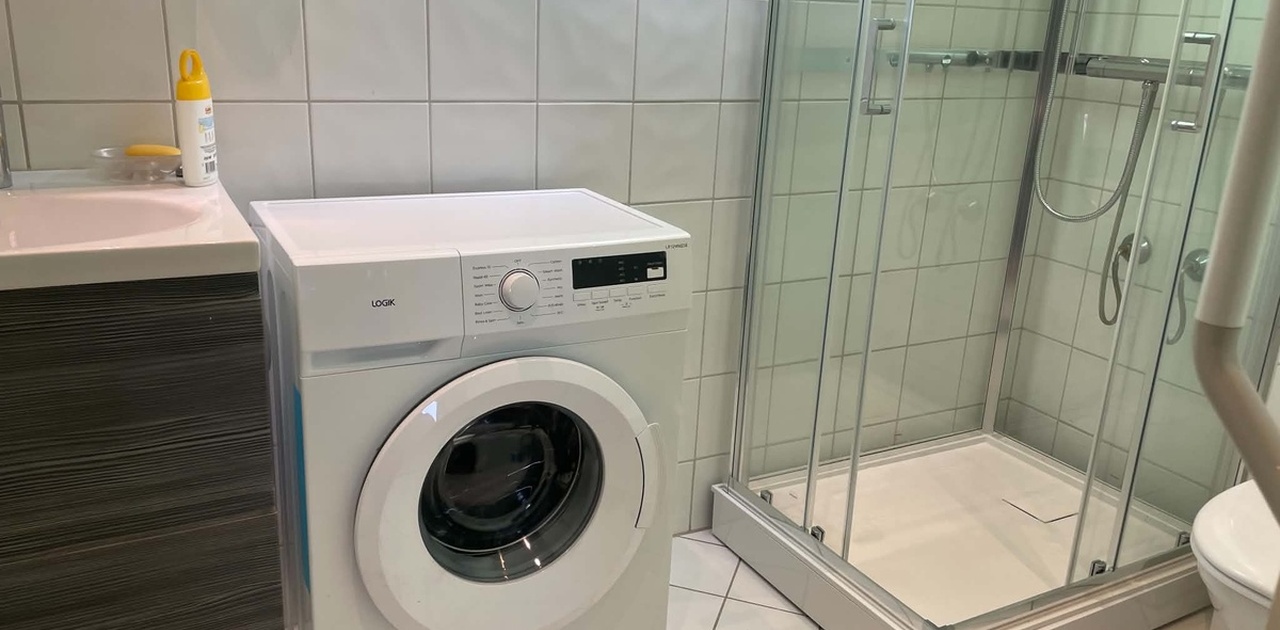 Nytt bad med varmekabler, downlights, vaskemaskin og dusjkabinett.