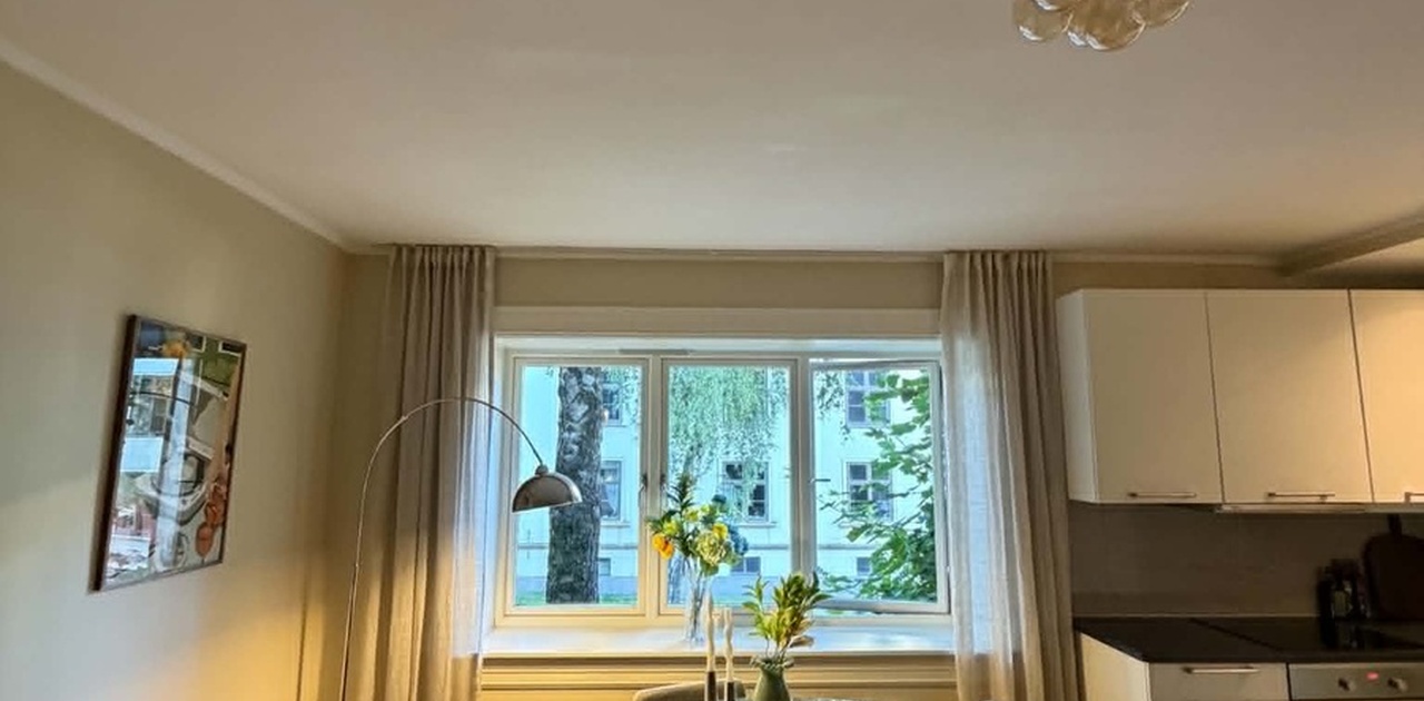 Stuen oppleves lys og med brede vinduskarmer