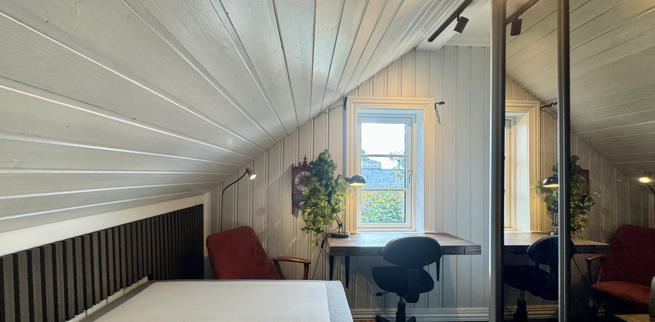 Rom med skråtak, lite men funksjonelt med flere praktiske løsninger.