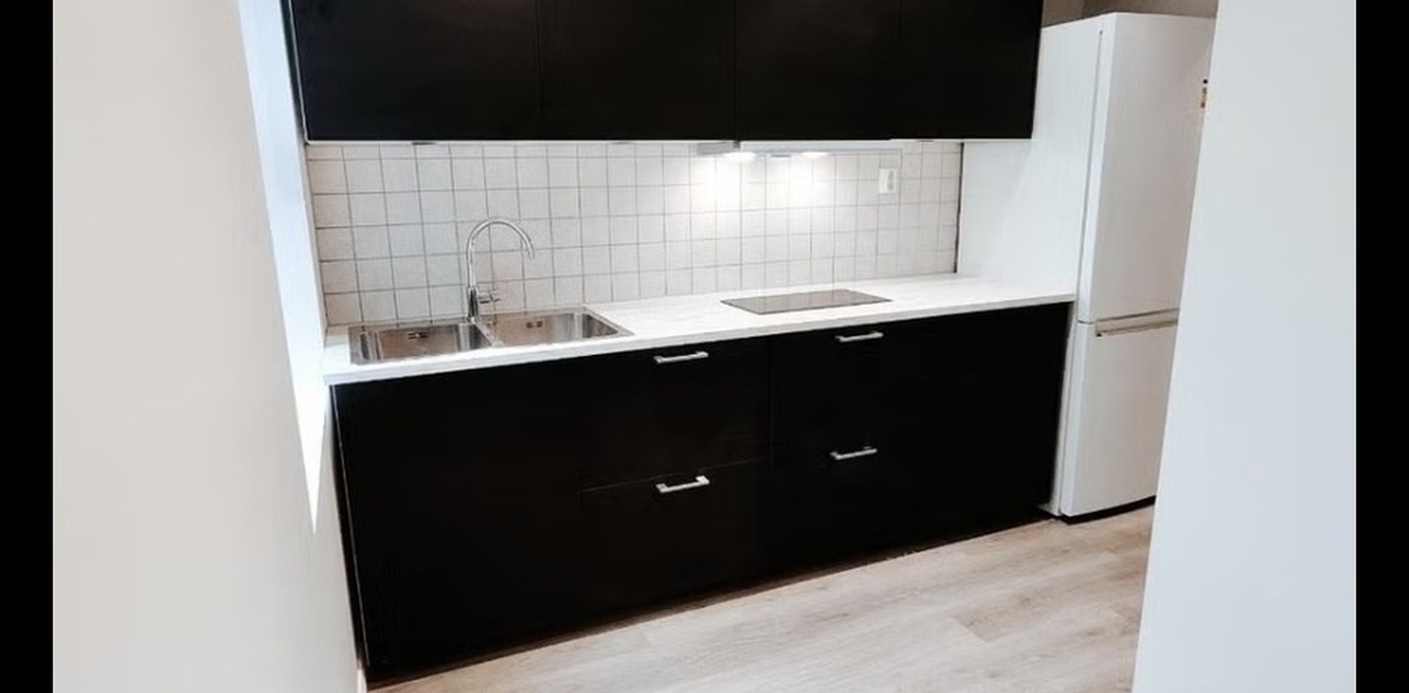 kjøkken med hvitevare