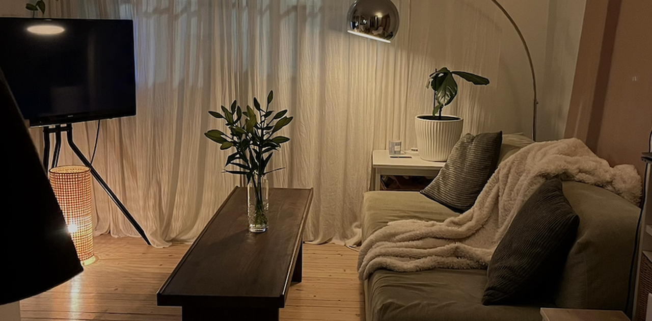 Leiligheten kommer fullt møblert. Inkludert TV og Apple TV. Sofaen kan trekkes ut til en dobbeltseng så du kan ha besøk av venner eller familie.