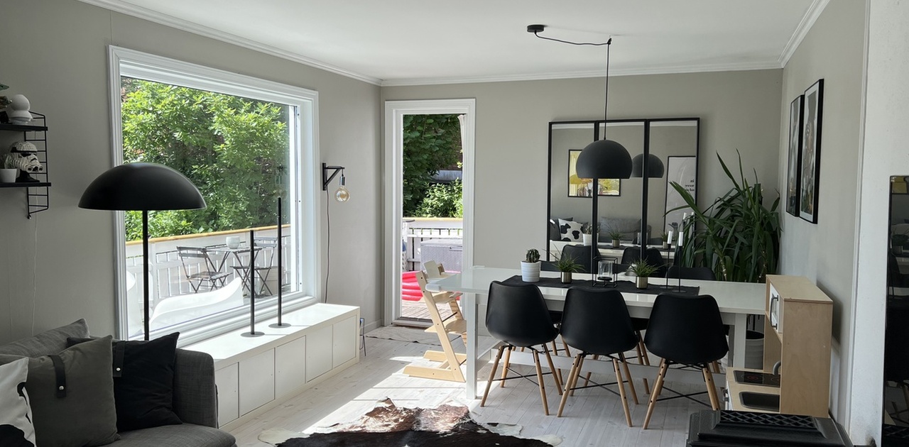 Stue med god spiseplass og utgang til veranda. Store vinduer gir godt med lys.