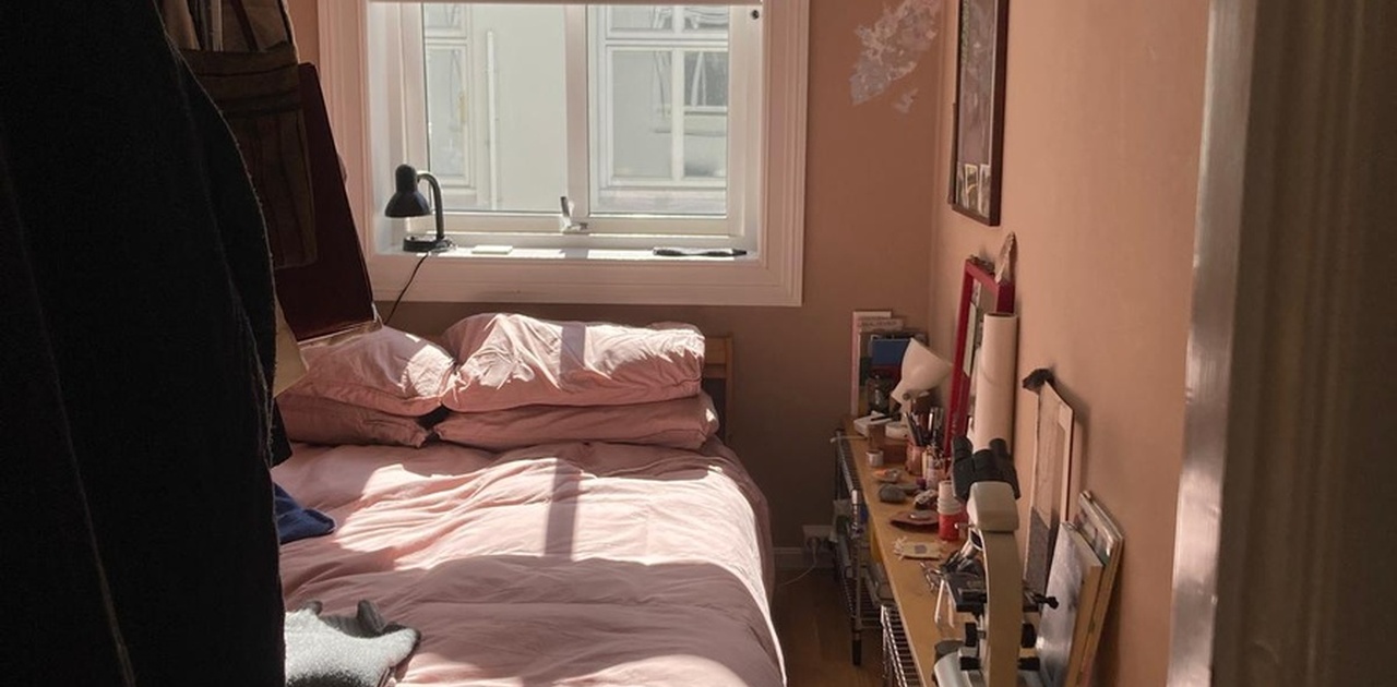 The room to be rented. The bed in the photo is bigger than the mattress for sale from us