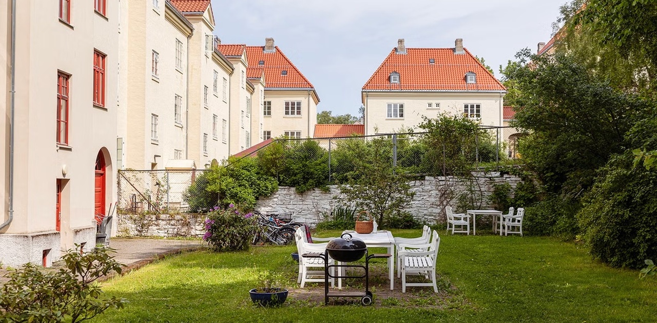 Stor, skjermet bakgård privat for borettslaget.