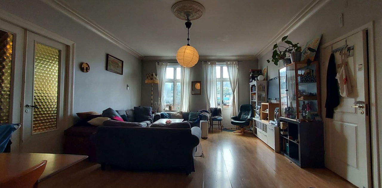 Stor stue hvor man kan være sosial og slappe av.