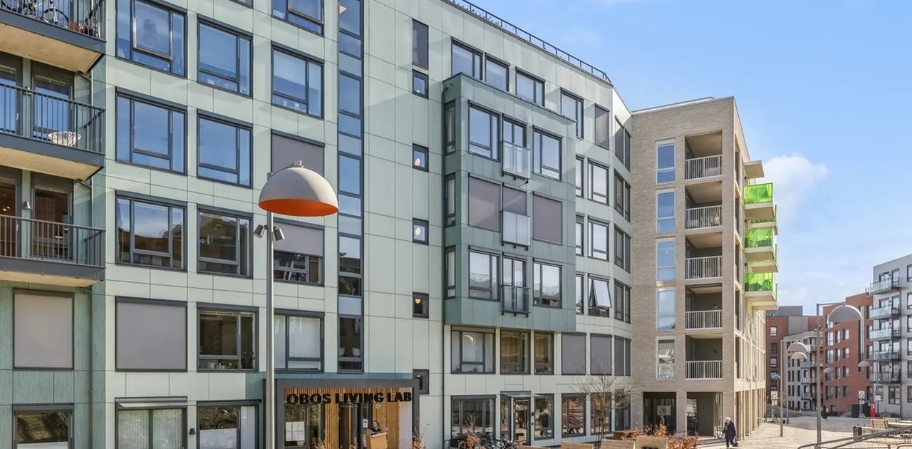 Fasade som vender ut mot Vollebekk Torg med sykkelparkering