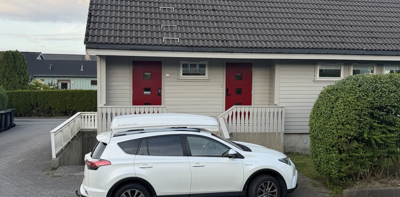 Huset og trappen ned til leiligheten på venstre side