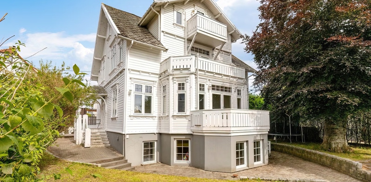 Leiligheten ligger i boligens 2 etasje.